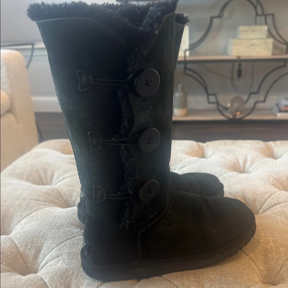 UGG stylish black